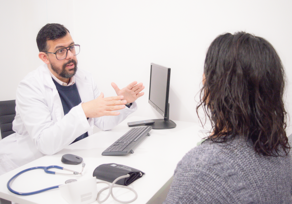 Doctor contestando preguntas